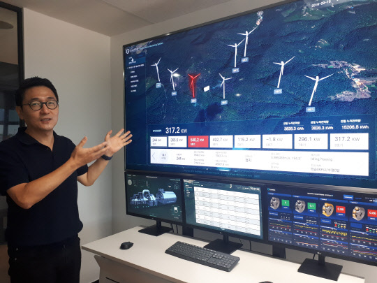 윤병동 원프레딕트 대표가 화순풍력단지 풍력발전기를 가상 공간에 구현한 디지털트윈 시스템을 소개하고 있다.         안경애기자